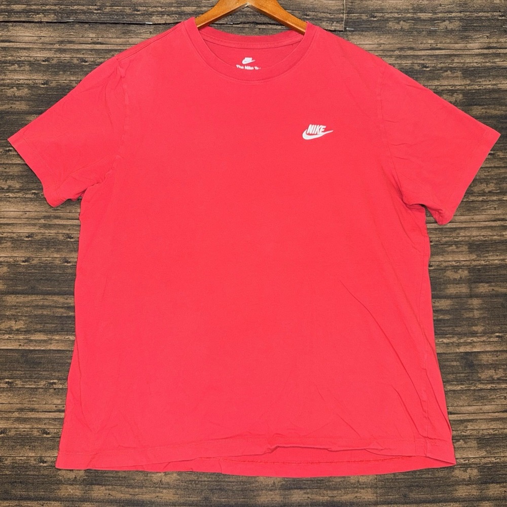 The Nike Tee Red Emroidered Logo Size XL AR4997-657